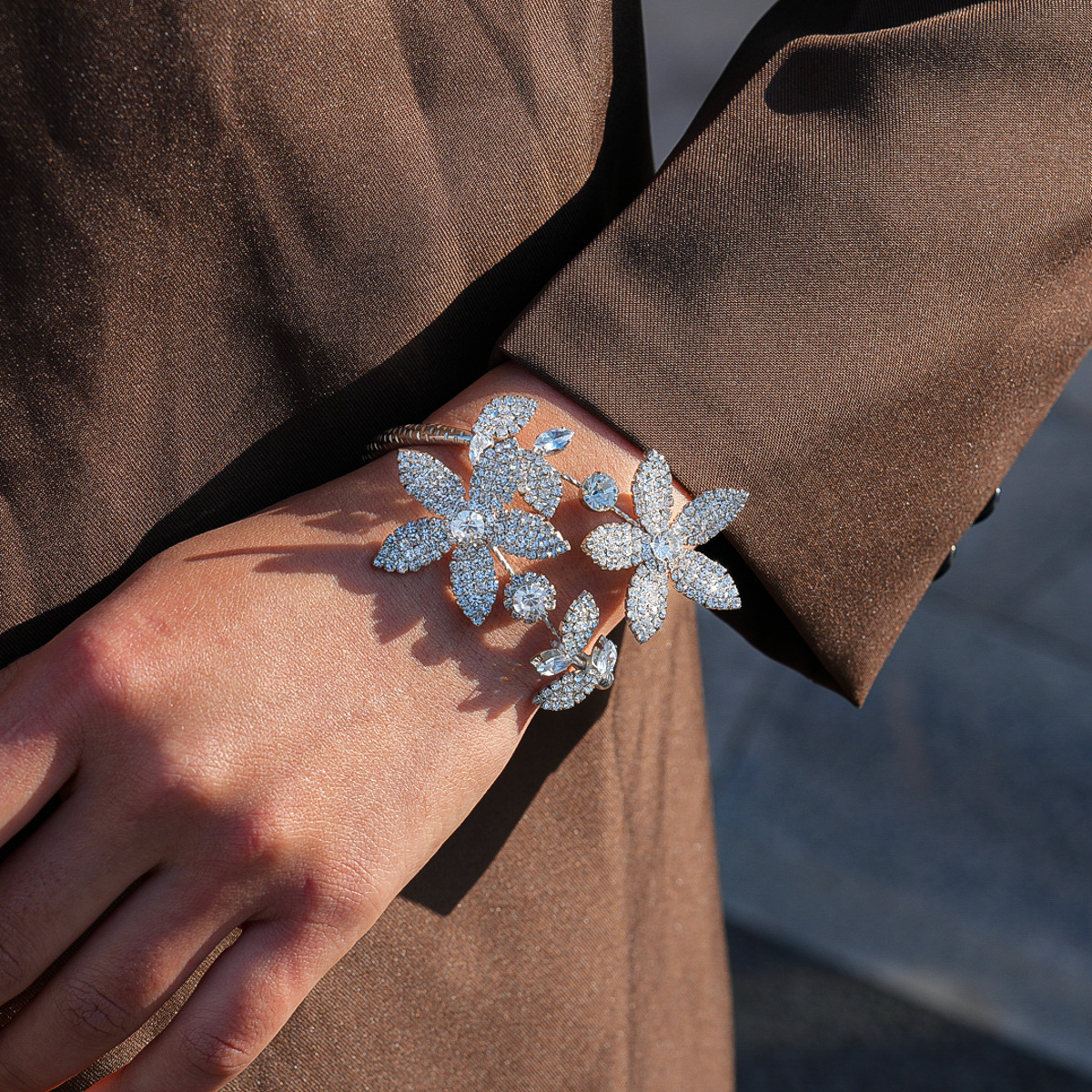 Europa y los Estados Unidos diamantes transfronterizos flores irregulares brazalete de apertura personalidad fría pulsera de viento ligera lujosa alta sensación de joyería para mujeres