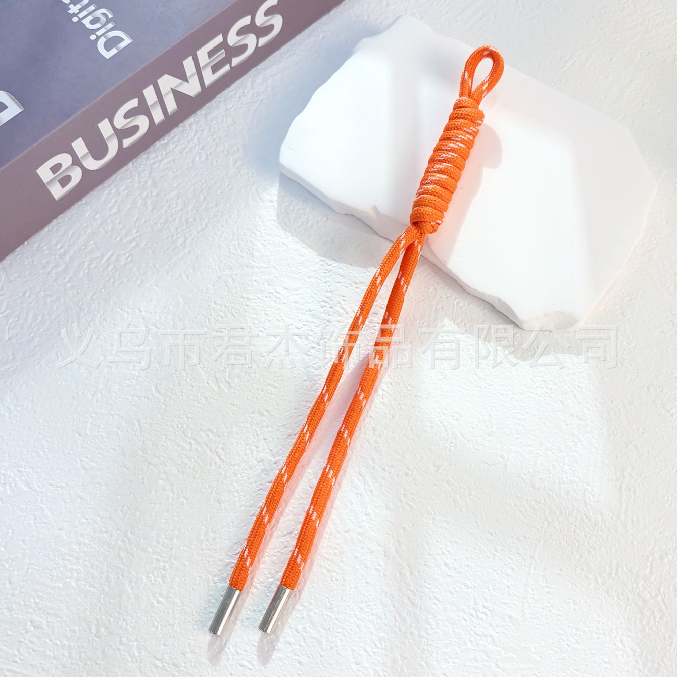 編みカバンのストラップの螺旋の結び紐のiuは鍵のボタンのネットの赤い色の結びの縄の装飾の部品を結びます。