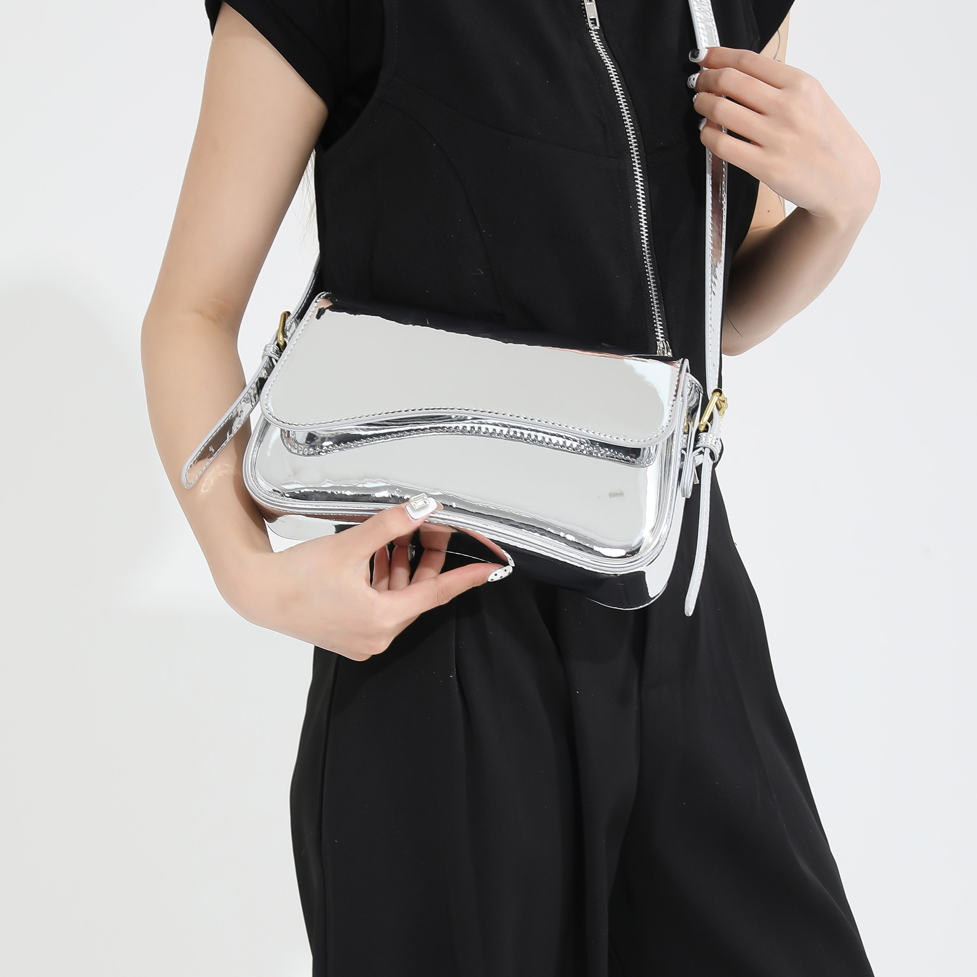 Borsa a spalla da donna in vernice lucida versatile ed elegante_voghion.com