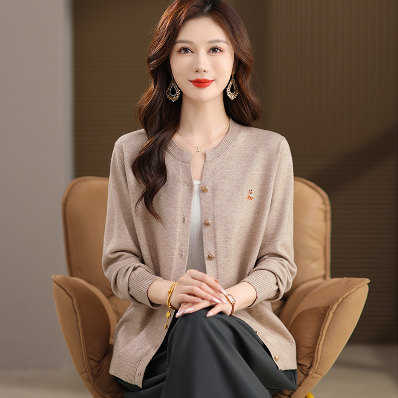 2025新款妈妈洋气小外套中年女针织开衫中老年春秋冬刺绣上衣开衫|undefined
