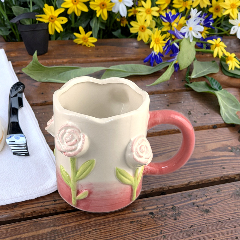 Inventario transfronterizo dibujado a mano irregular alto valor visual tulipanas flores rosadas tazas de cerámica tazas de café creativas