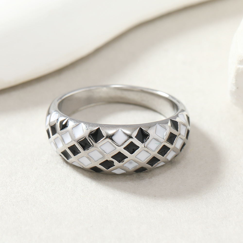 La personalidad de la moda gota de aceite blanco y negro diamante Plaid simple todo partido anillo de acero de titanio de acero inoxidable fabricante de joyas de fundición