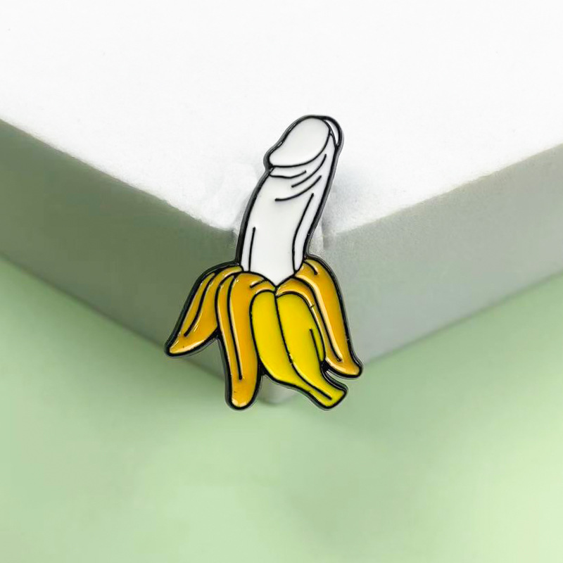 Broche de plátano pelado divertido transfronterizo estilo ins personalidad fruta aleación ropa cuello insignia accesorios de alfiler