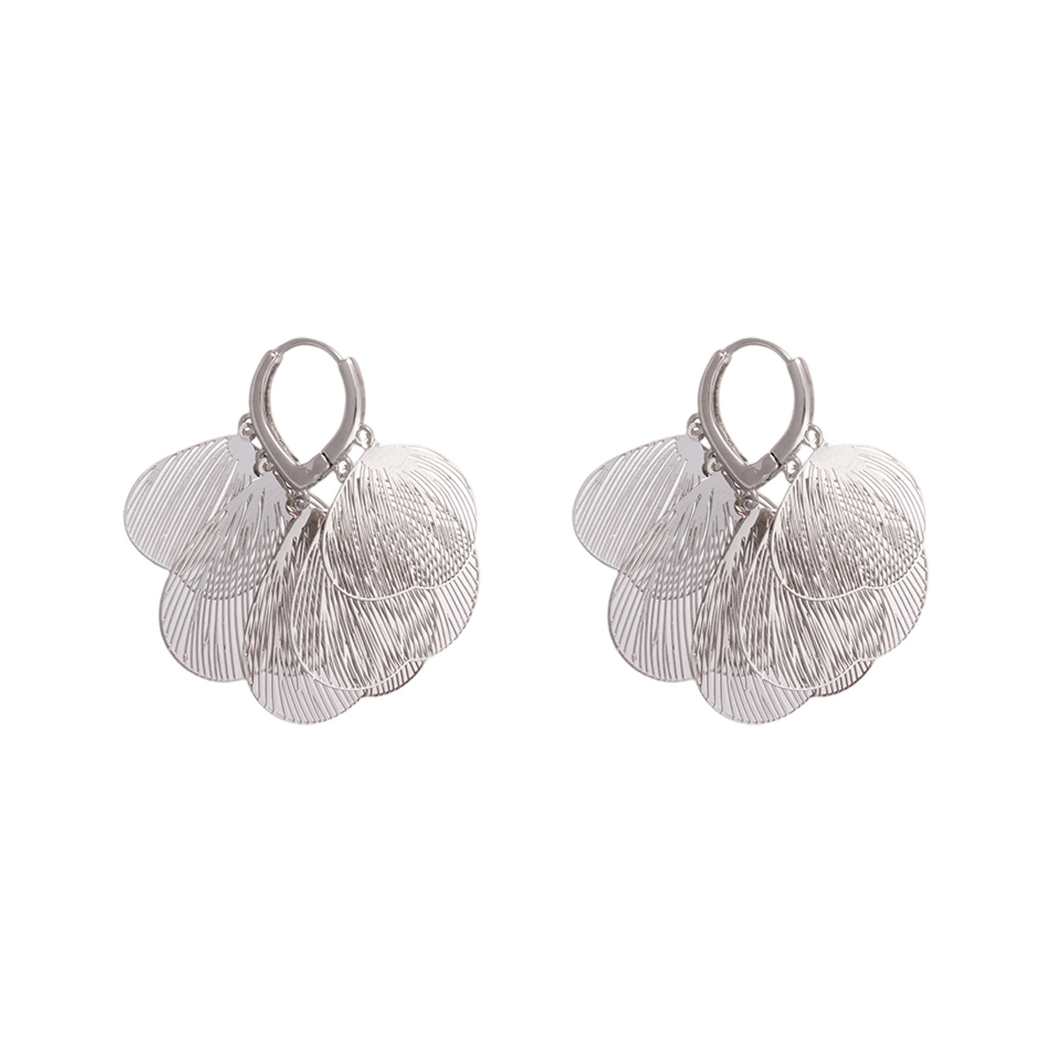 Personalidad europea y americana sensación metálica hueco en forma de corazón perfiles de pétalos temperamento nicho transfronterizo alta sensación de estilo único pendientes de moda