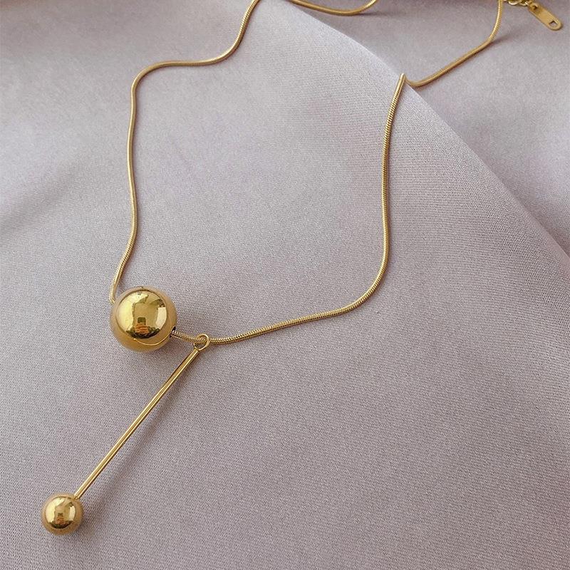 Runde Halskette aus goldenem Titanstahl, neues Modell 2024, leichte Luxus-Schlüsselbeinkette für Damen mit Wunscherfüllungs-Design_voghion.com