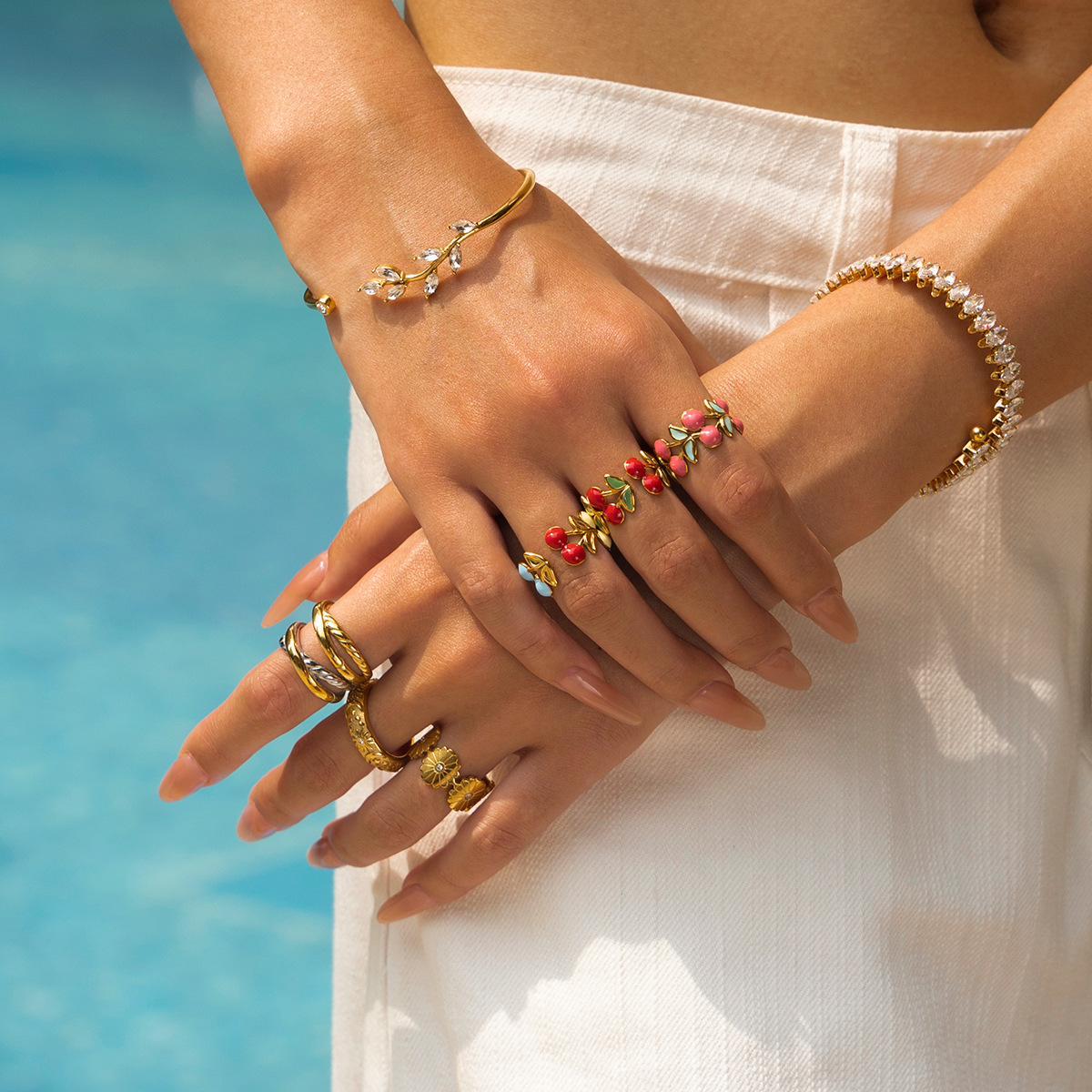 Alta Europa y América acero inoxidable ligero lujo nicho tendencia transfronteriza venta caliente personalidad anillo de acero de titanio joyería primavera y verano nuevo producto