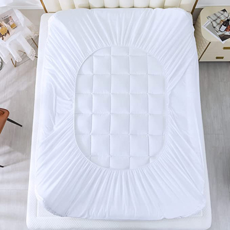 Suministro directo de fábrica cepillado tela cama Cubierta acolchada suave cama cojín cubierta protectora algodón con falda de la cama colchón pad