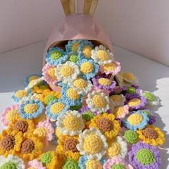 新しい手作りのかぎ針編みのヒナギクの毛糸のかぎ針編みの小さいヒナギクの花の頭の半製品の花束の髪飾りのカバンDIY