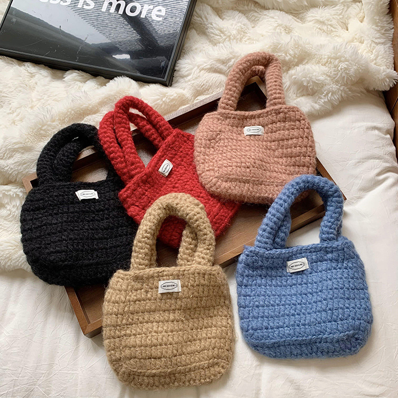 Bolsa de hombro, bolso de mochila para mujeres versátil 2025 nicho de diseño de la atmósfera versátil bolso de lana de punto, bolso de mano de tejido