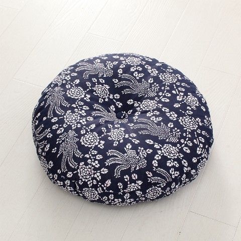 窓のヨガの床の大きいサイズの亜麻の蒲団の座布団は厚い円形の布芸のベランダの日本式の畳で座布団をします。|undefined