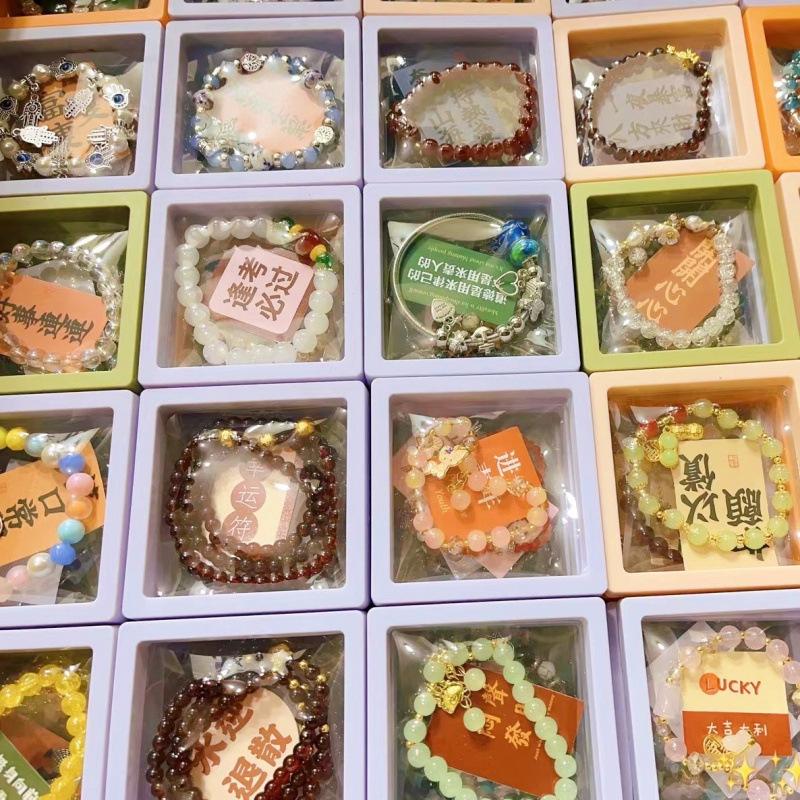 흰색 상자에 무작위 팔찌 100개