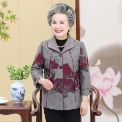 おばあさんは春の服のコートの中でお年寄りのお母さんの春秋の上着の短いタイプのおばあさんの服の60歳の7080おばあさんを詰めます。