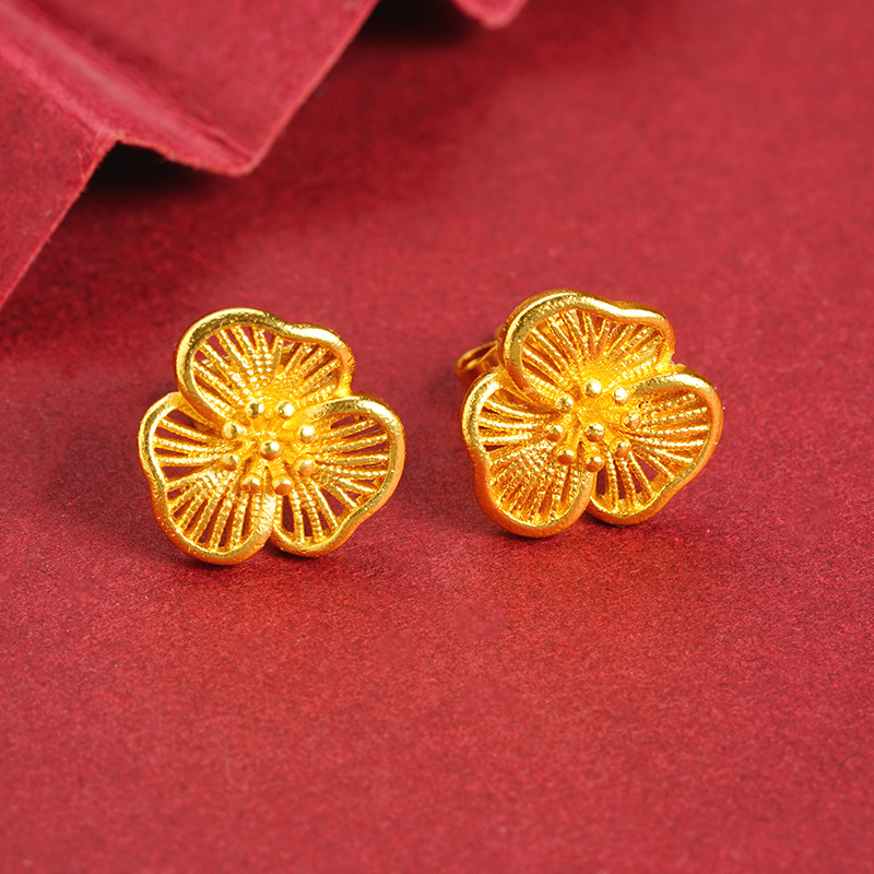 Sand Gold Sansheng flores huecos pernos de orejas de cobre chapado en oro delicados orejas de flores joyas de lujo ligero accesorios de Yiwu no se desvanecen