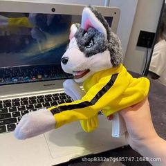 ハスキーのボクシングの犬のインタラクティブな人形は小さいおもちゃの手袋をいじります。