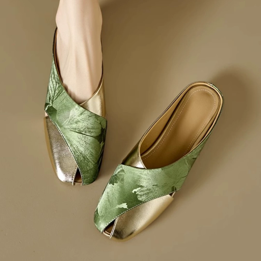 Новые китайские плоские тапочки для женщин, лето 2025, новые универсальные мюли с открытым носком, цветные, наружная одежда, французские сандалии