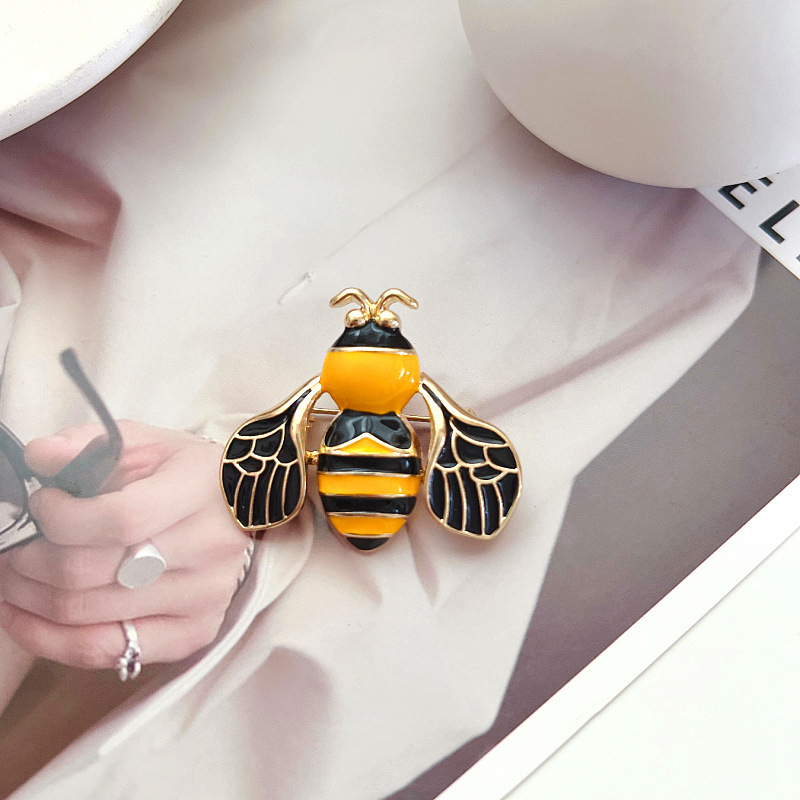 Casual Retro Bee Alloy Enamel Plating Women's Brooches display picture 4