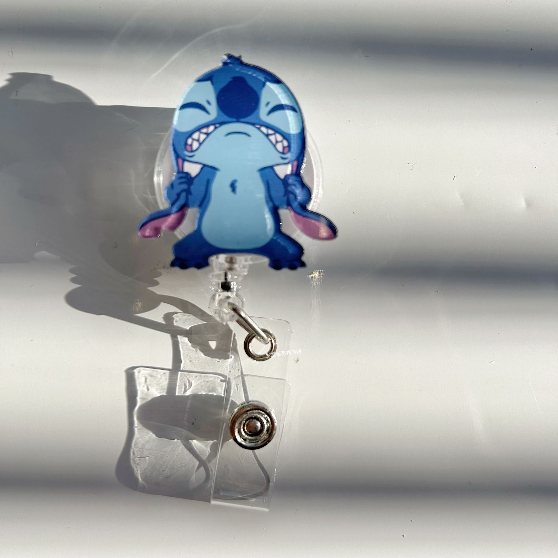 Fácil de tirar de la hebilla retráctil nuevo cartón de dibujos animados enfermeras tarjeta de pecho certificados de trabajo colgante clip de sujeción logotipo especial fácil de tirar