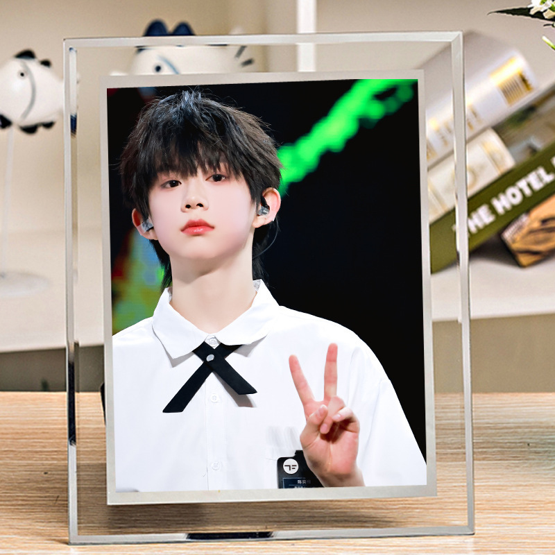 Chen Yiheng photo frame set table set up card TF four generations around the same photo photo photo should be sent to the surrounding friends to send girlfriends Chen Yiheng photo frame set table set up card TF four generations around the same photo photo photo should be sent to the surrounding friends to send girlfriends