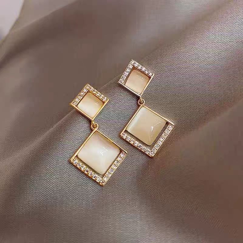 Pendientes largos con flecos elegantes y diamantes con aguja de plata Pendientes de todo fósforo de temperamento de nicho Pendientes simples y ligeros de lujo de alta gama Mujeres