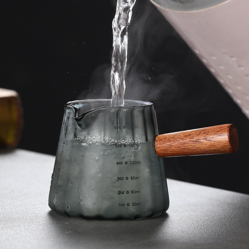 木は両口の180ミリリットルのミルクカップのコーヒーカップのイタリア式のガラスのコーヒーの計量カップの縦の紋様のミニミルクのカップのカップを持ちます。|undefined