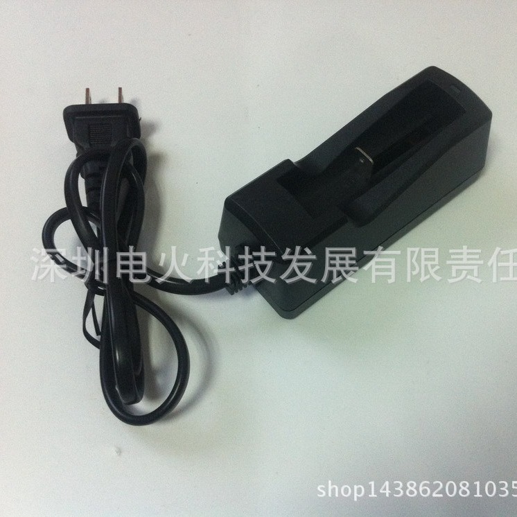 18650 14500万能圆柱锂电池充电器万能单槽万能充带线美规插头