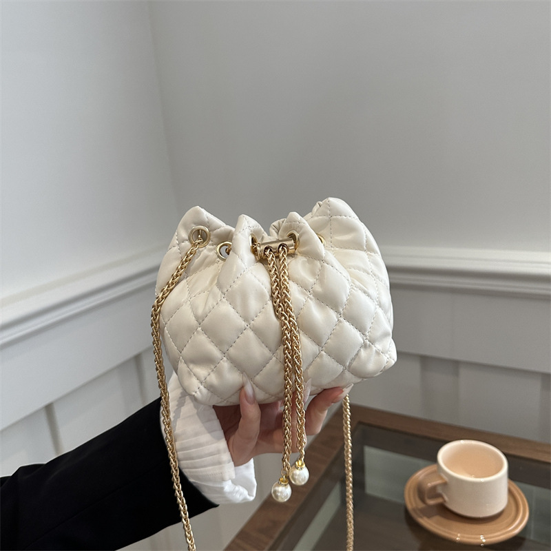 Textura de moda de gran capacidad 2024 moda de verano versión coreana de pliegues casuales de diamantes de cara suave bandolera de un solo hombro