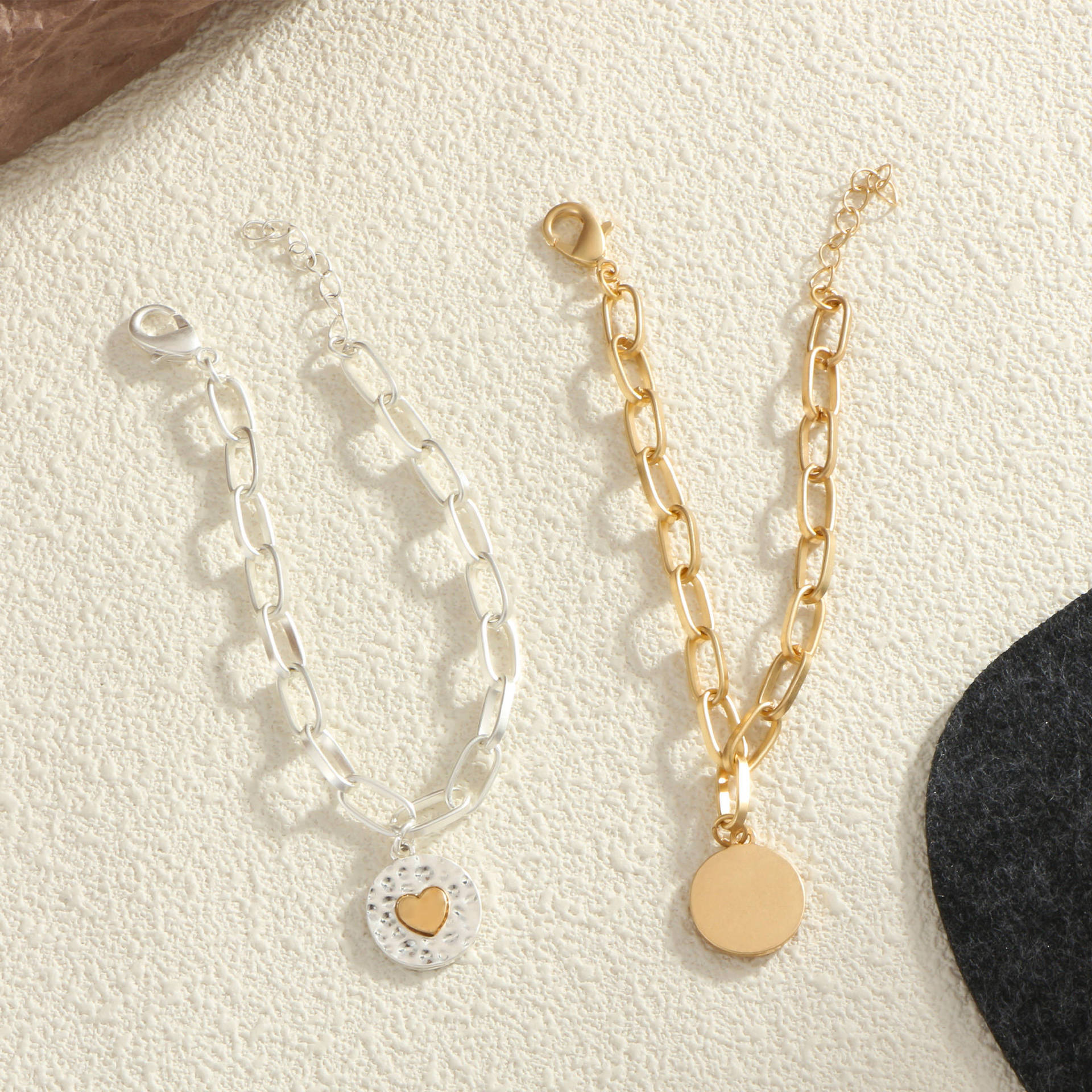 锤击纹包裹爱心 铜电镀环保无镍沙金沙银双色链条低过敏女士手链