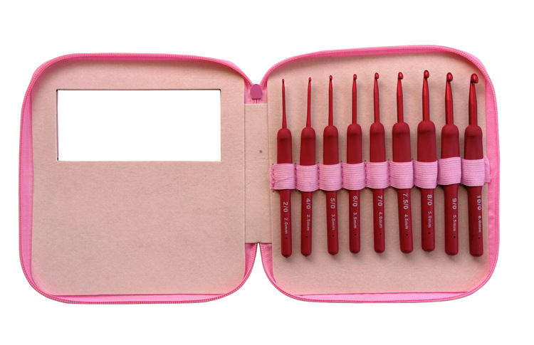 Nuevas herramientas de tejer traje de ganchillo de aluminio de silicona TPR crochet mango rojo recubierto de aluminio crochet conjunto completo de 9 pu bolsas
