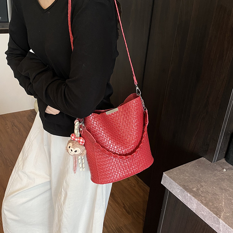 Bolso de moda bolso de axila de gran capacidad 2025 nuevo bolso de hombro de tendencia bolso de mensajero de todo fósforo bolso de cubo de color sólido