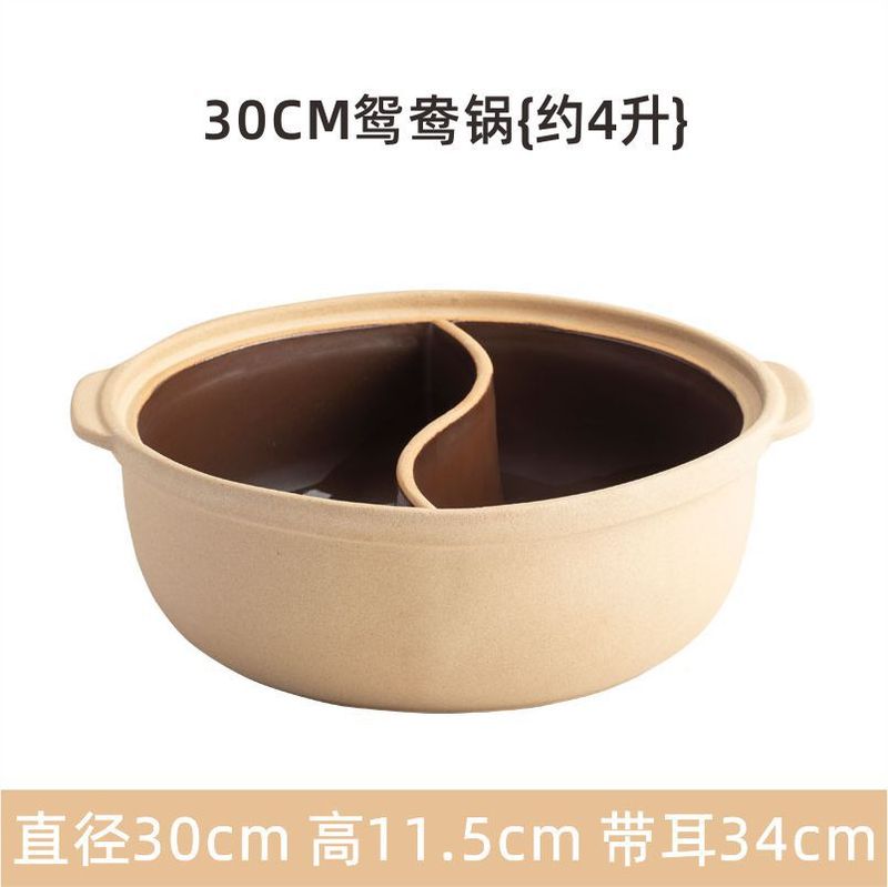 古い陶土オシドリ鍋は辺炉を打って木の炭素のストーブを燃やします。|undefined