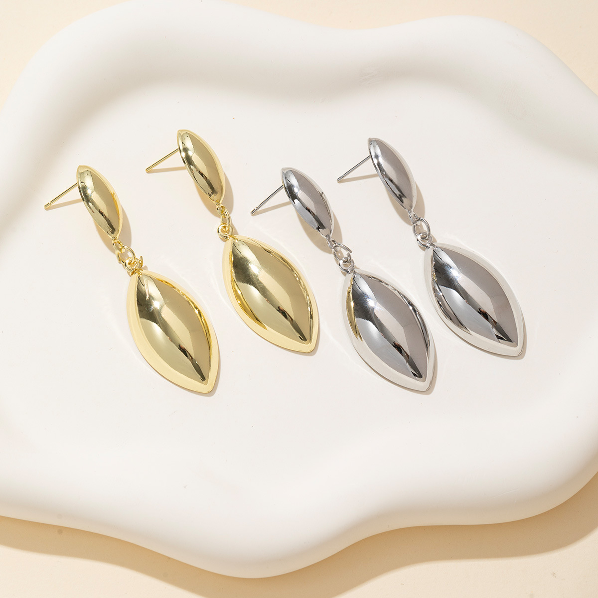 Joyas exageradas transfronterizas europeas y estadounidenses pendientes simples bordados pendientes de goteo de agua de lujo ligero