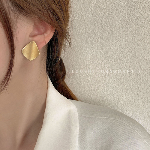Silver Needle Autumn and Winter Retro Hong Kong Style Earrings Female Internet Celebrities High-end Earrings Golden Versatile New Earrings Wholesale