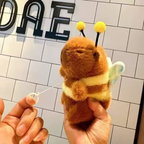 [Крылья могут двигаться] Супер милая выдвижная подвижная маленькая пчелка Капибала, плюшевая милая кукла-подвеска с встряхивающими крыльями