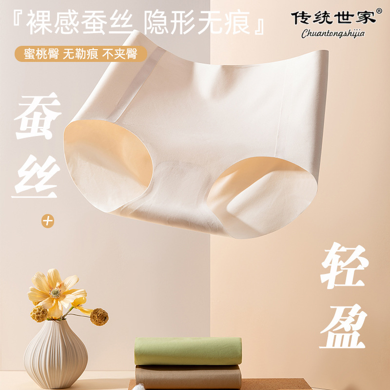 旅行服の大きい胸は小さい胸の下着の女性を現します。|undefined