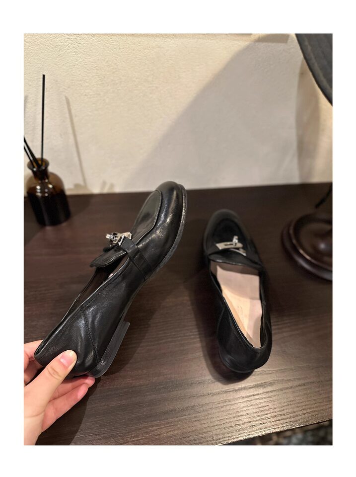 Giày lười nữ da bò khóa kim loại phong cách Anh, mũi tròn, gót thấp 1–3 cm — màu nâu, màu đen chi tiết 35