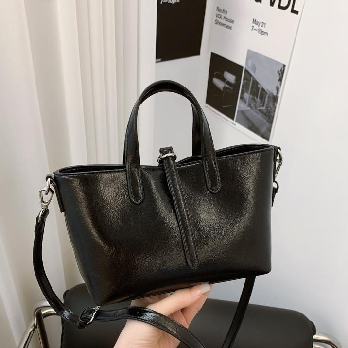 Bolsa de cubo de cera de mano coreana para mujeres 2024 nueva moda de bolso de hombro universal nicho de alto nivel bolso de mochila