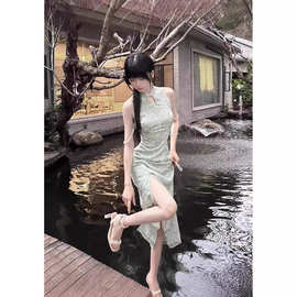 新中式国风清冷感绿色改良旗袍性感风情万种绝美挂脖连衣裙女夏季