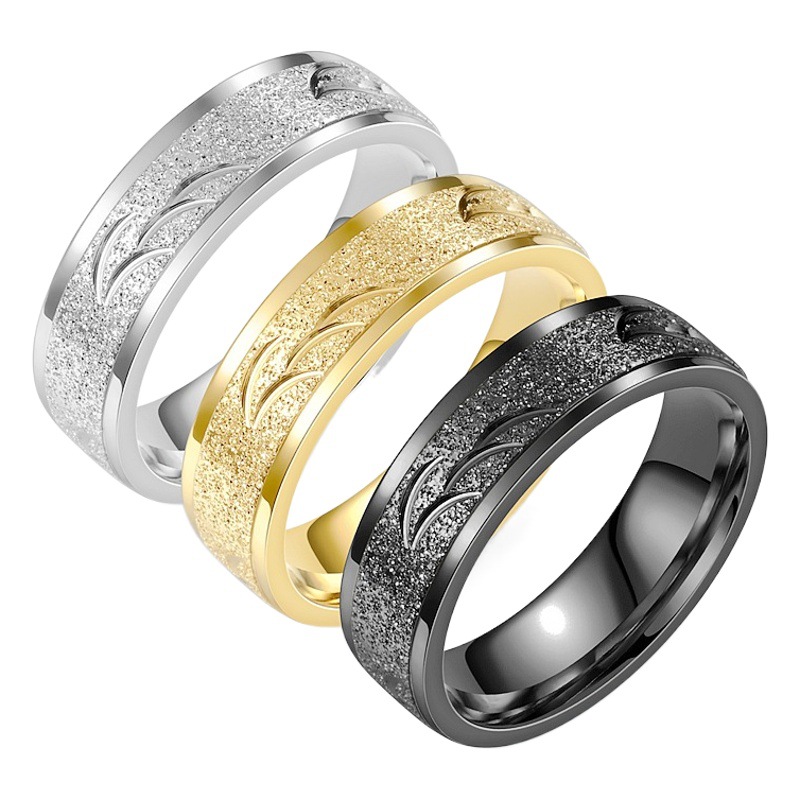 Anillos de acero de titanio de moda de nicho europeo y americano, anillos de pareja tallados esmerilados simples y populares, joyería de mano transfronteriza al por mayor