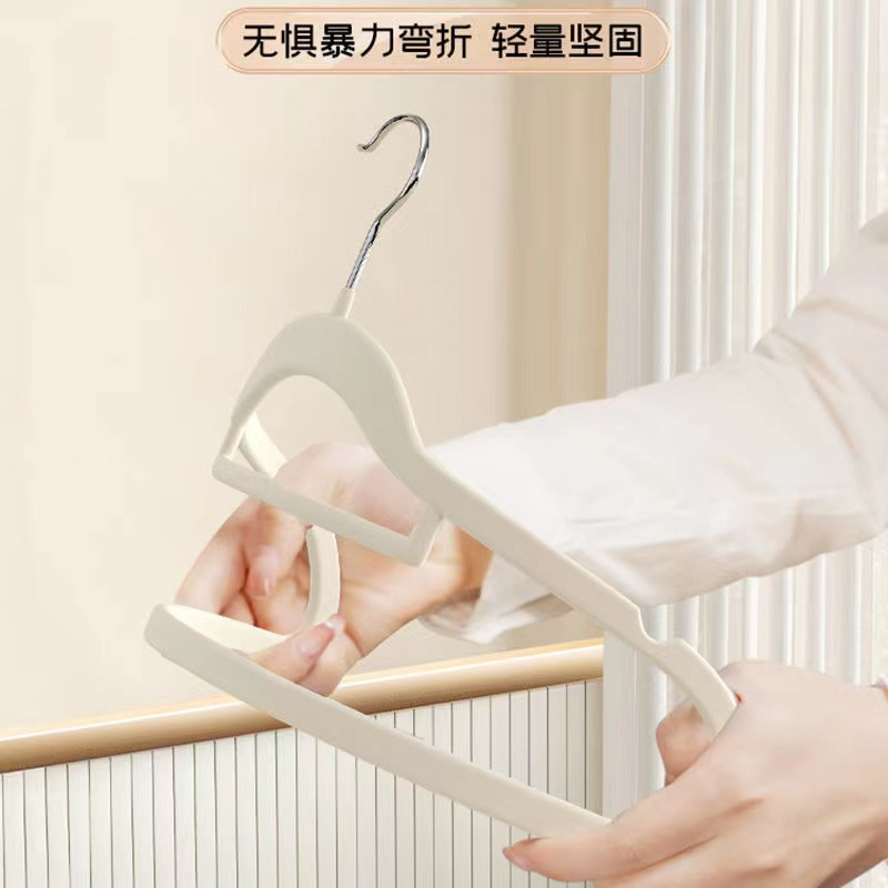 植毛ハンガー整理師は家庭用クローゼットを支えて、服を掛けています。|undefined