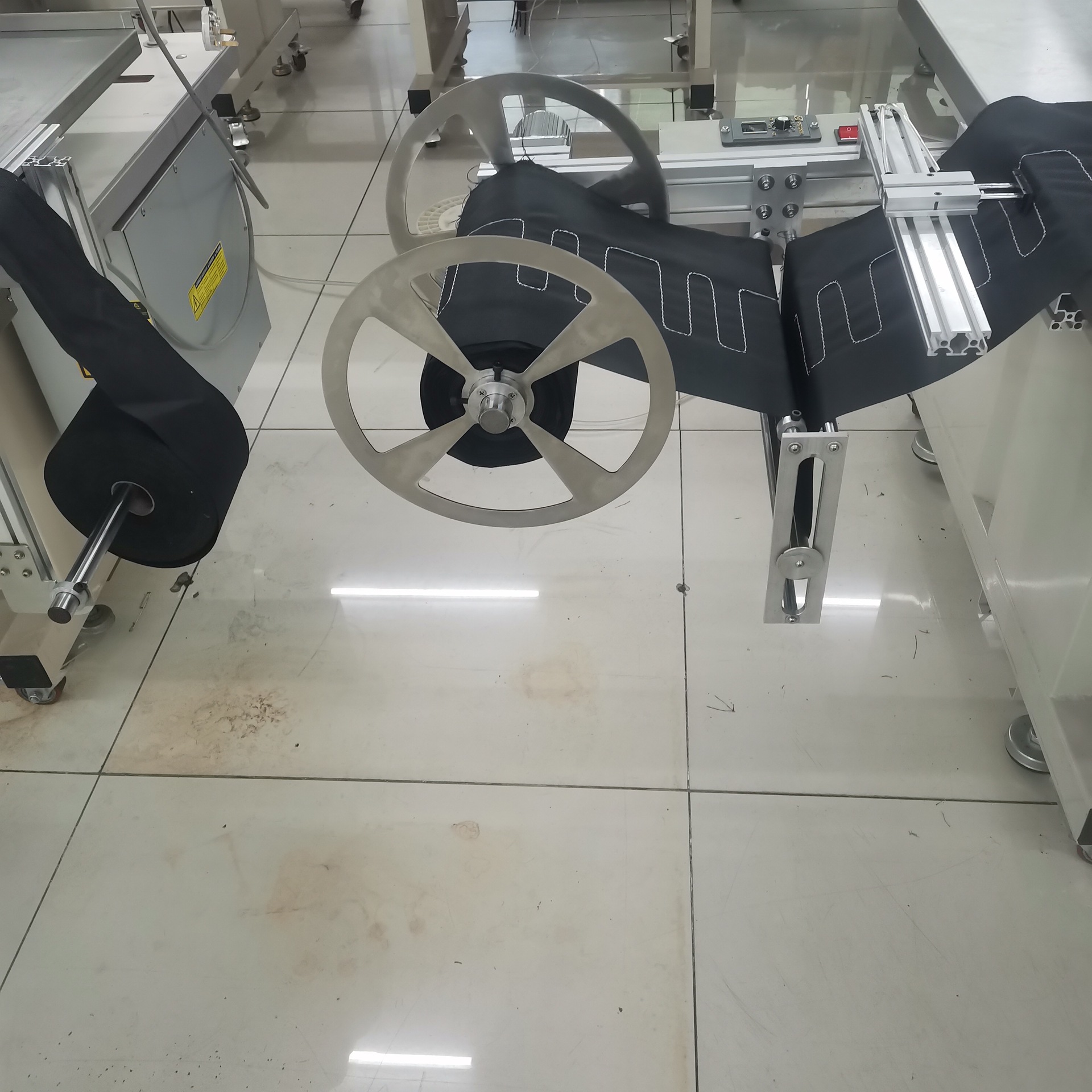 Fabricante de alambre de calefacción de lámina de calefacción de suministro directo de energía mantas calientes almohadilla de calefacción eléctrica de fibra de carbono alambre de calefacción máquina de patrón de computadora