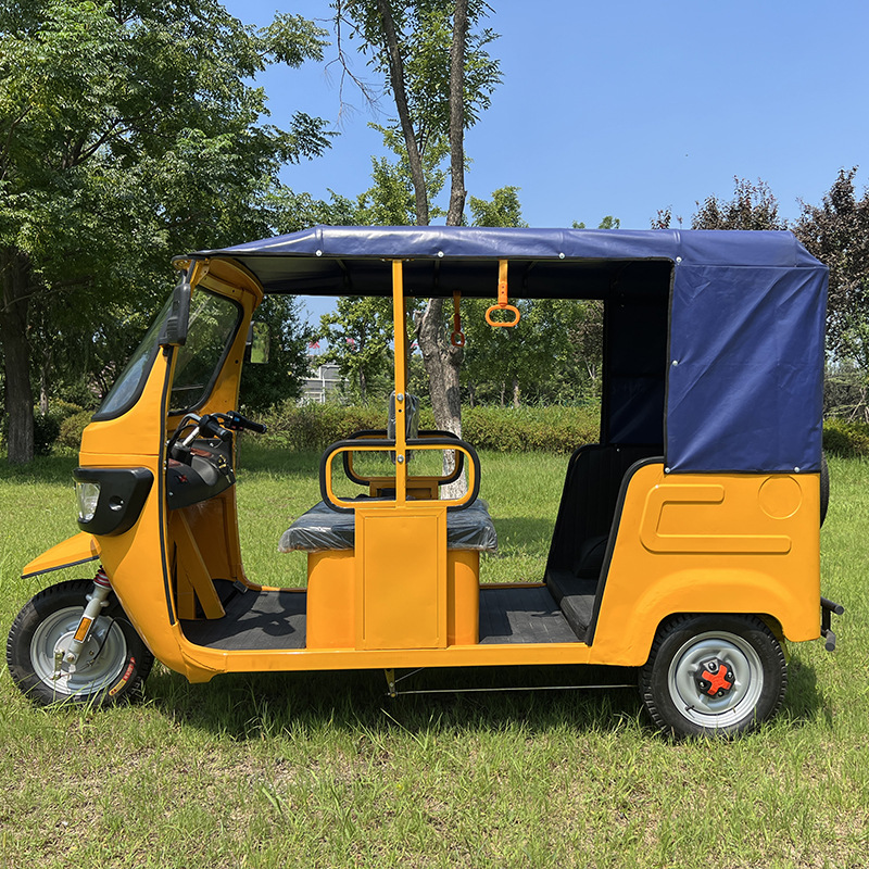 Triciclo eléctrico de pasajeros con parasol y toldo para el transporte de pasajeros, apto para exportación y uso comercial, a batería, de tres ruedas parcialmente.