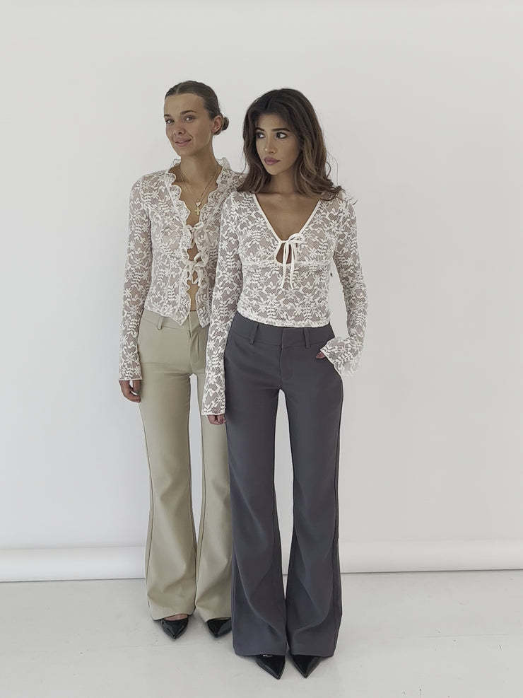 Dames blouse met v-hals en lange mouwen en kant voor elegante look_voghion.com