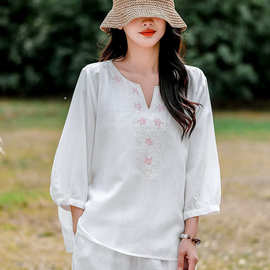 2026夏季新款亚麻纯色刺绣T恤衫女文艺时尚鸡心领宽松套头衬衣