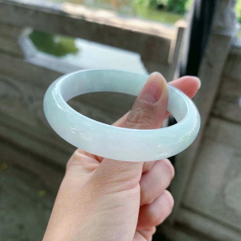 Vòng tay nữ ngọc bích tự nhiên cao cấp dưỡng ẩm màu xanh nhạt chi tiết 1