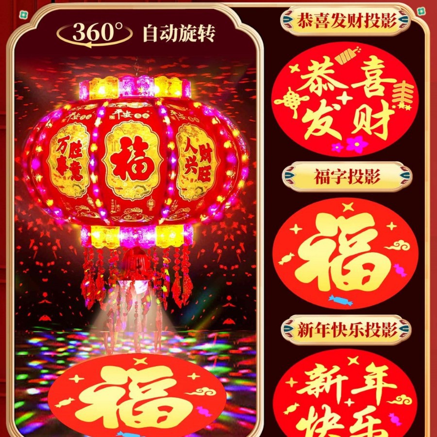 Nuevas linternas giratorias en la puerta de un par de linternas de caballo coloridas rojas para el Año Nuevo