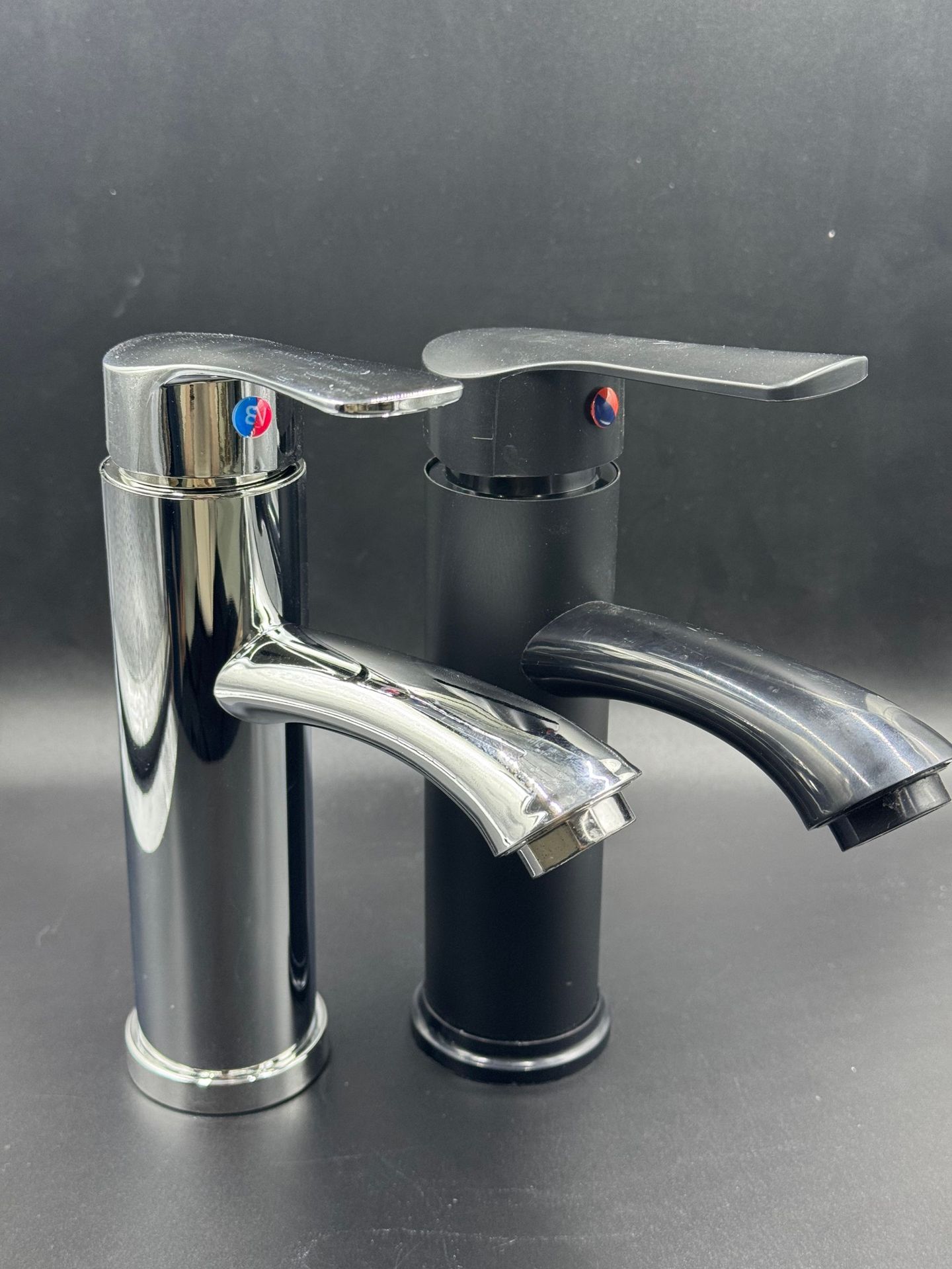 Cold and hot water faucets, single-hole bathroom cabinets, washbasins, washbasins, washbasins, bathroom countertop basins, faucets, drainage accessories details Picture