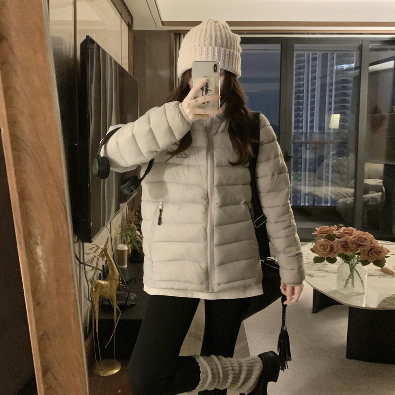 Invierno ligero encapuchado chaqueta de algodón para mujeres 2025 nuevo estilo coreano para vestir con abrigo de algodón caliente y grueso