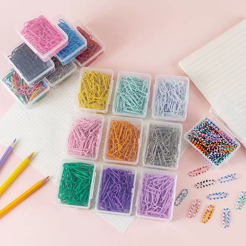 คลิปหนีบกระดาษพลาสติกหุ้มสี ขนาด 28 มม. บรรจุกล่องละ 50 ชิ้น สีมาการอง ใช้ตกแต่งเอกสาร ทำเป็นที่คั่นหนังสือ ของใช้สำนักงาน คลิปหนีบกระดาษ