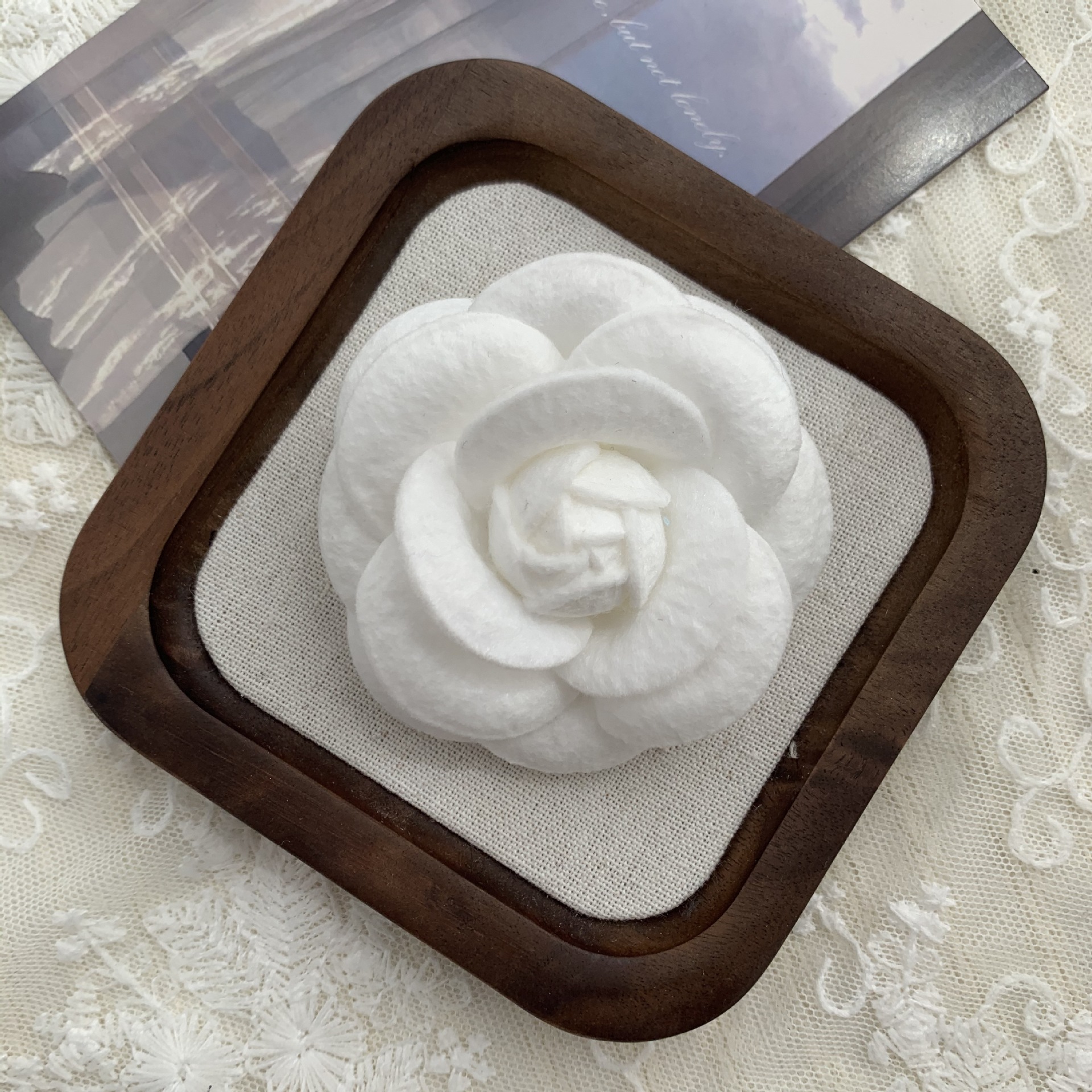 Nuova spilla piccola da 7,5 cm con profumo di camelia, accessorio vintage per abbigliamento, spilla di nicchia di lusso leggero di alta qualità_voghion.com