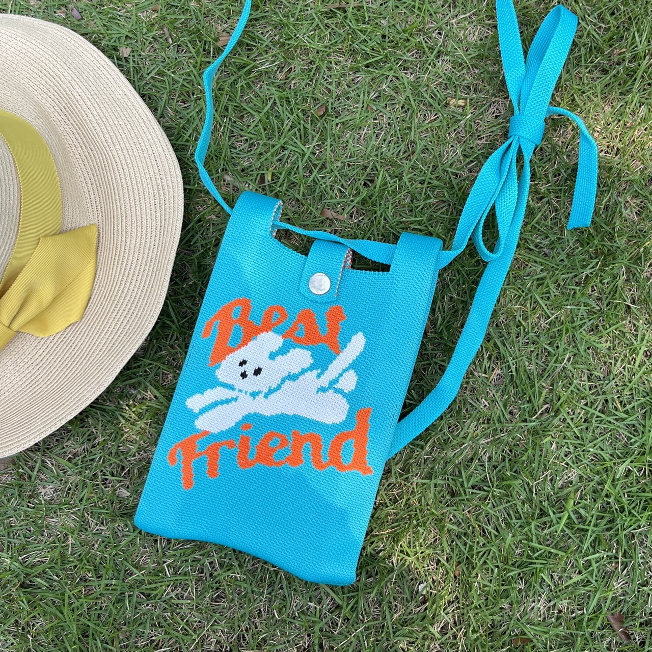 어깨끈이 달린 파란색과 흰색 토끼 휴대폰 가방